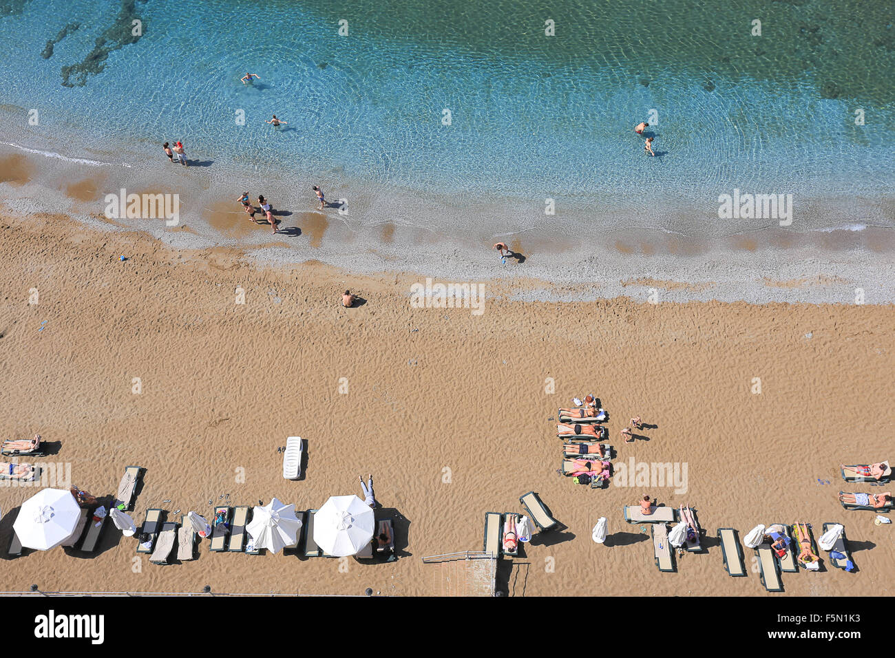 Vista dall'alto della spiaggia di Alanya Foto Stock