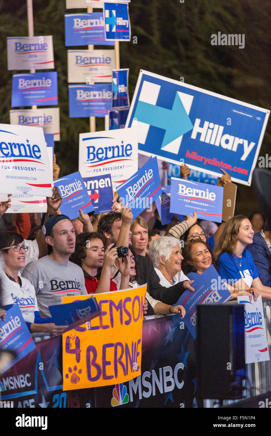 Rock Hill, South Carolina, Stati Uniti d'America, 6 Nov, 2015. I sostenitori del processo democratico di candidati presidenziali rally al di fuori della Byrnes Auditorium dove il primo nel Sud candidati Forum si terrà a Winthrop University Novembre 6, 2015 in Rock Hill, Carolina del Sud. Foto Stock