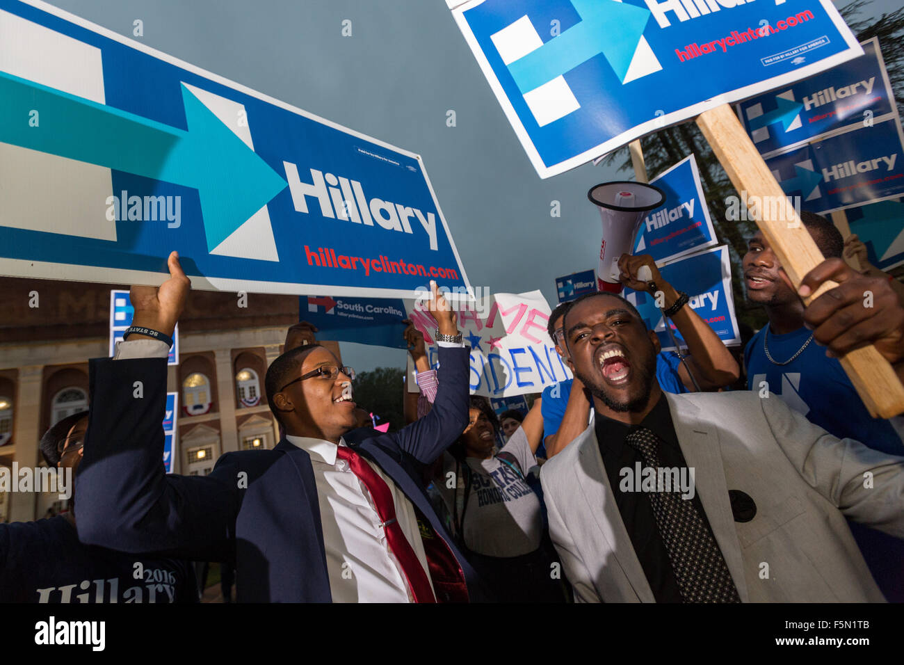 Rock Hill, South Carolina, Stati Uniti d'America, 6 Nov, 2015. I sostenitori del candidato presidenziale democratico Hillary Rodham Clinton rally al di fuori della Byrnes Auditorium dove il primo nel Sud candidati Forum si terrà a Winthrop University Novembre 6, 2015 in Rock Hill, Carolina del Sud. Foto Stock