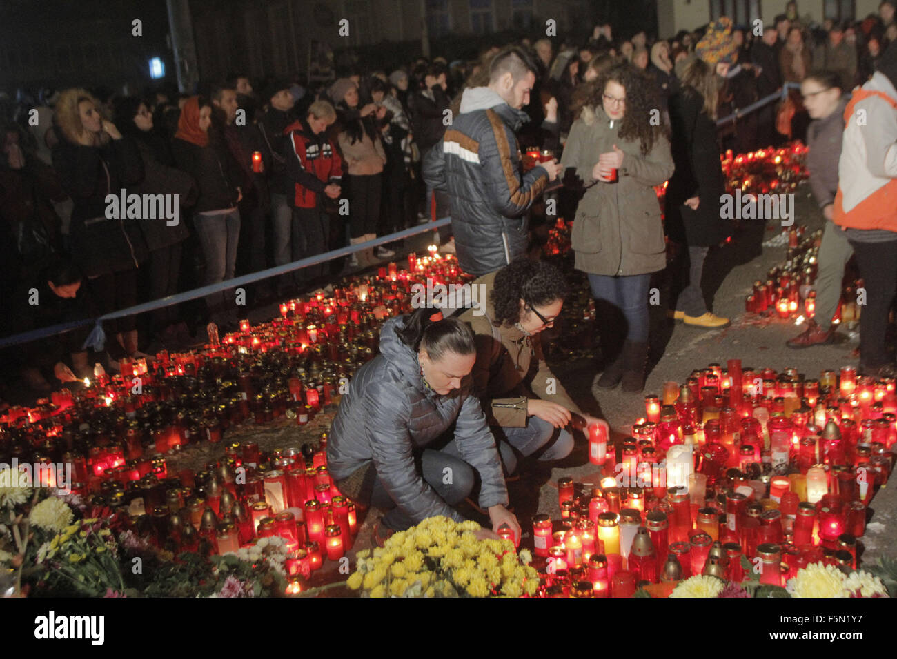 Bucarest, Romania. 6 Nov, 2015. Le persone si radunano davanti al club Colectiv a gettare i fiori e la luce delle candele in memoria delle vittime del club fuoco una settimana fa a Bucarest, Romania, nov. 6, 2015. Il fuoco su Ott. 30 ucciso 32 persone e ferite oltre 180. Credito: Gabriel Petrescu/Xinhua/Alamy Live News Foto Stock