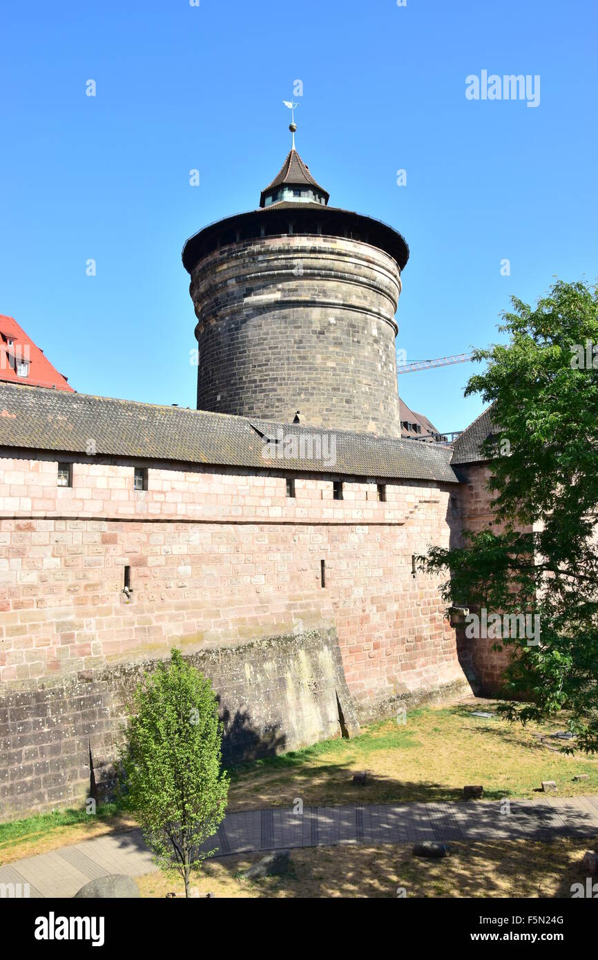 Una vista in Norimberga (Nürnberg) con la torre Frauentorturm Foto Stock