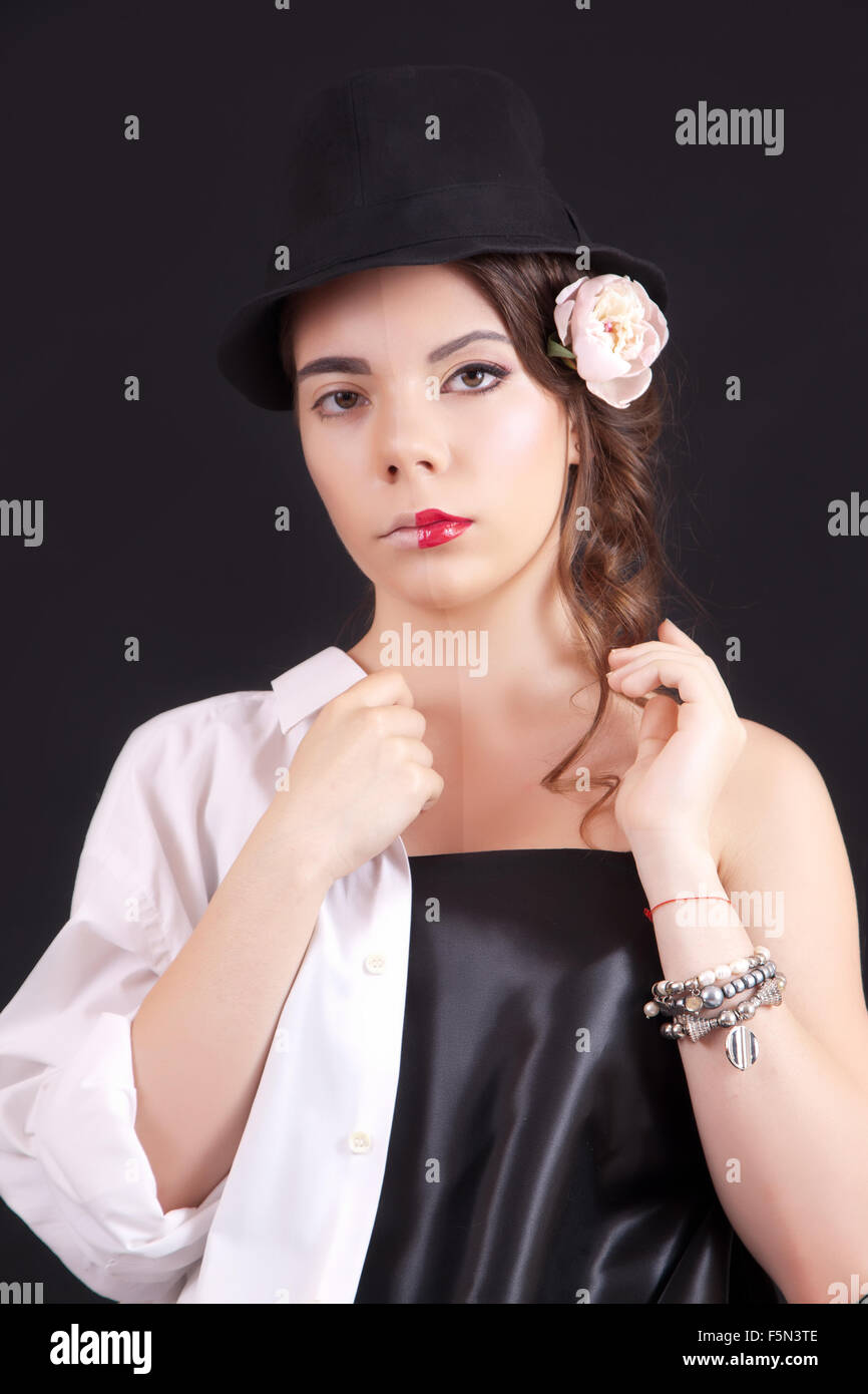 Ritratto di una donna con un trucco teatrale su sfondo nero in studio Foto Stock