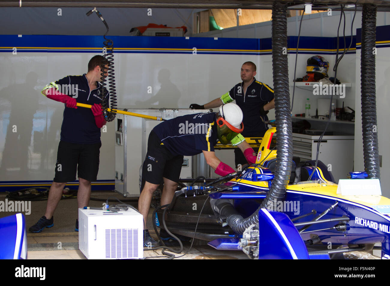 Putrajaya, Malesia - 7 Novembre 2015 : Team Renault dighe meccanica di preparare la loro auto presso la FIA Formula-e campionato ePrix Putrajaya, Malaysia Credit: Chung Jin Mac/Alamy Live News Foto Stock