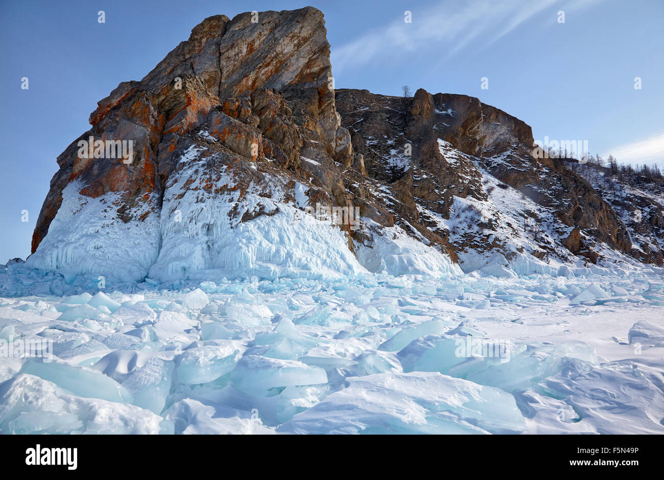 Inverno siberiano paesaggio con vista sul Hoboi cape - il nortern parte dell isola di Olkhon sul lago Baikal Foto Stock