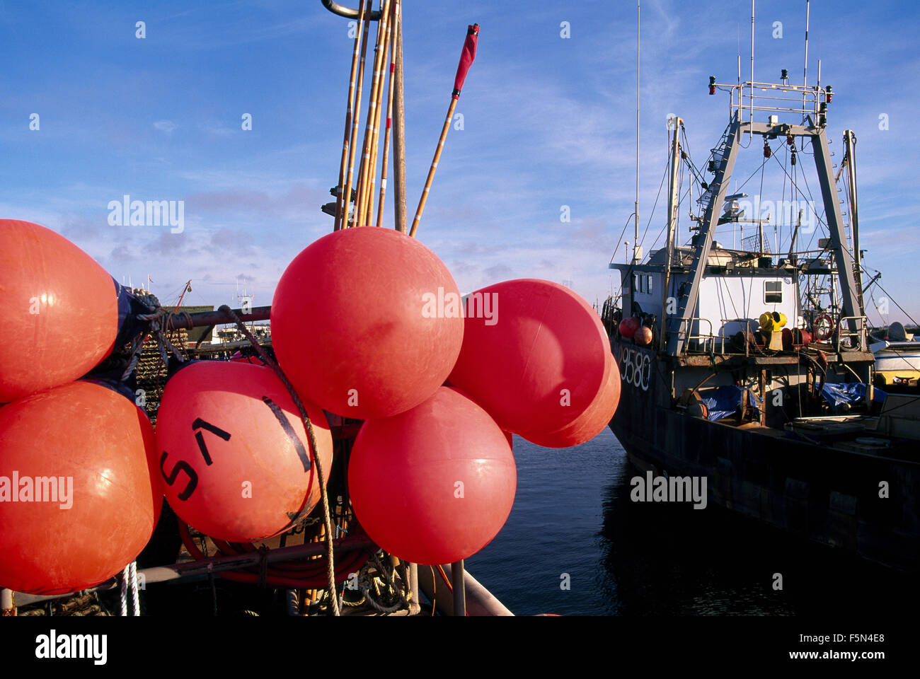 Commerciale di pesca barche ormeggiate nel fiume Fraser, Steveston, BC, British Columbia, Canada - boe su granchio commerciale barca da pesca Foto Stock