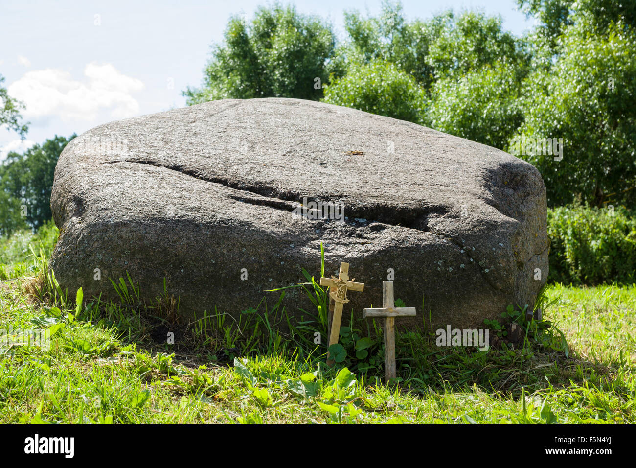 La pietra con le crocifissioni situato vicino è un credo e culto Foto Stock