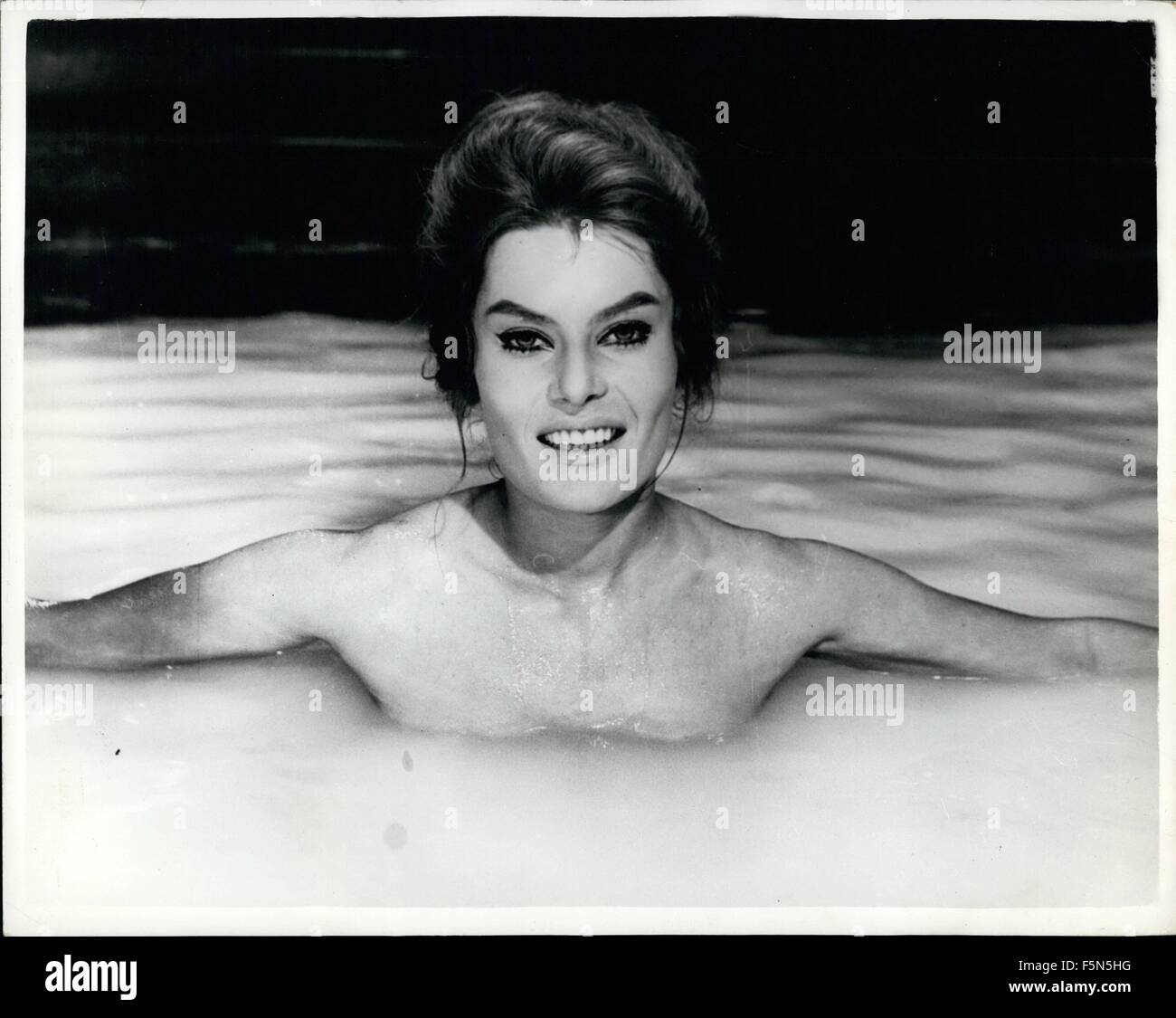 1962 - Belinda Lee prende un bagno in latte: schermo britannico star Belinda Lee che ha colpito i titoli con la sua storia d amore con il Principe Orsini è la stella del nuovo film italiano ''Messalina'' in cui interpreta la moglie di Nero completare con il bagno nel latte scena. Mostra fotografica di Belinda Lee visto durante il bagno in latte scena il tipo di vasca da bagno che è sempre riservata per le stelle. © Keystone Pictures USA/ZUMAPRESS.com/Alamy Live News Foto Stock