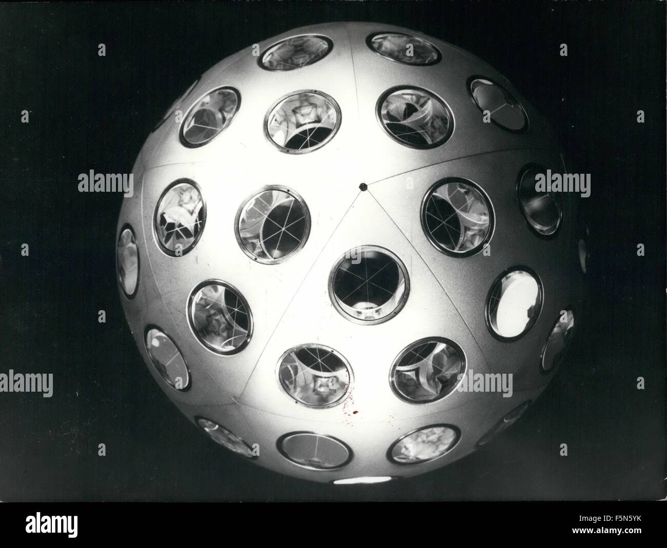 1968 - Il Centro nazionale francese di studi spaziali invierà il satellite geodetica 'Starlette'' in cielo attraverso il primo B P4 razzo. ''Starlette' ha la forma di una sfera coperta con 60 laser fogli riflettenti. Il satellite è del tutto passivo ed ha due sezioni principali. Il vero cuore del satellite è di uranio 238, non radioattivi. La superficie esterna del satellite è di lega di alluminio e magnesio, composto da 20 segmenti sferica ciascuna delle quali supporta 3 riflettori laser. Il satellite sarà seguita da stazioni di terra mediante fasci di raggi laser e con strumenti ottici. Misurare la d Foto Stock