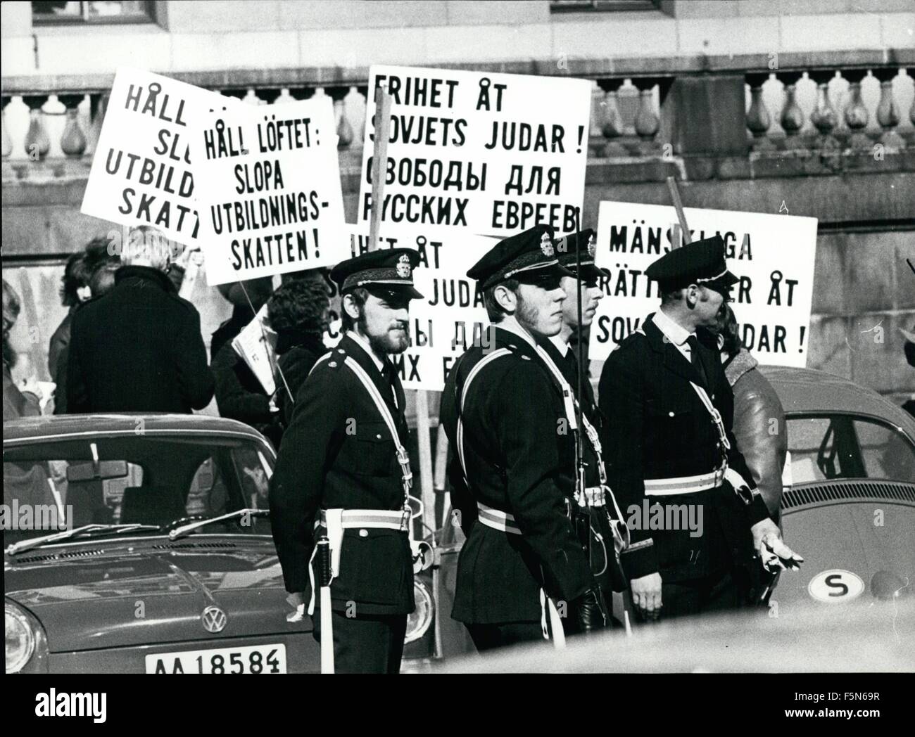1972 - un piccolo gruppo di ebrei sono stati la dimostrazione contro la discriminazione sovietica degli ebrei che vivono in unione sovietica. ''La libertà per ebrei sovietici'', ''i diritti umani per ebrei sovietici'', entrambi in svedese e in russo sulla segnaletica. © Keystone Pictures USA/ZUMAPRESS.com/Alamy Live News Foto Stock