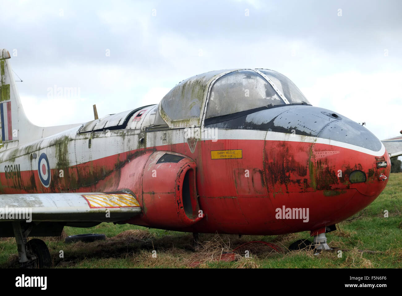 Jet Provost RAF jet trainer aeromobile dal i960's, ora abbandonata all'entrata di una fattoria vicino a Bristol Airport Foto Stock