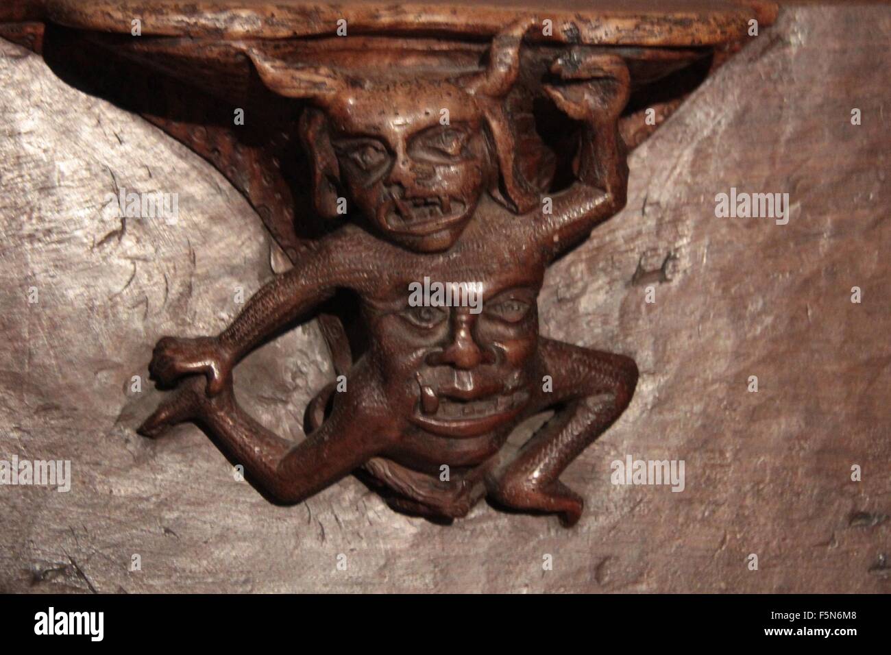 Legno intagliato sedile in coro Monasterio Santa Maria de la Real, Najera, La Rioja, Spagna Foto Stock