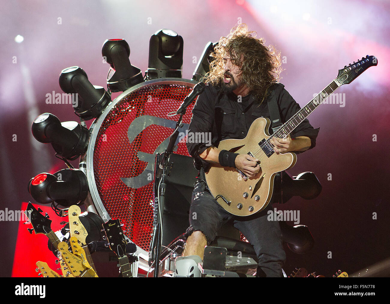 Foo Fighters eseguire su di loro a lungo atteso prima UK gig poiché Dave Grohl ha rotto la gamba e fu costretto ad annullare Glastonbury a Milton Keynes Bowl con: Dave Grohl dove: Milton Keynes, Regno Unito quando: 05 Set 2015 Foto Stock