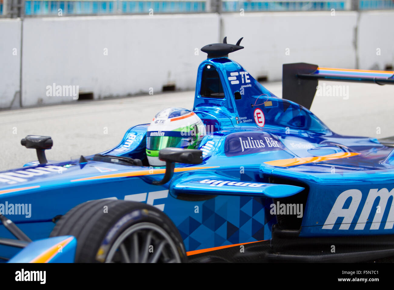 Putrajaya, Malesia - 7 Novembre 2015 : Close up di Swiss Simona De Silvestro di Team Amlin Andretti alla FIA di Formula-e campionato ePrix Putrajaya, Malaysia Credit: Chung Jin Mac/Alamy Live News Foto Stock