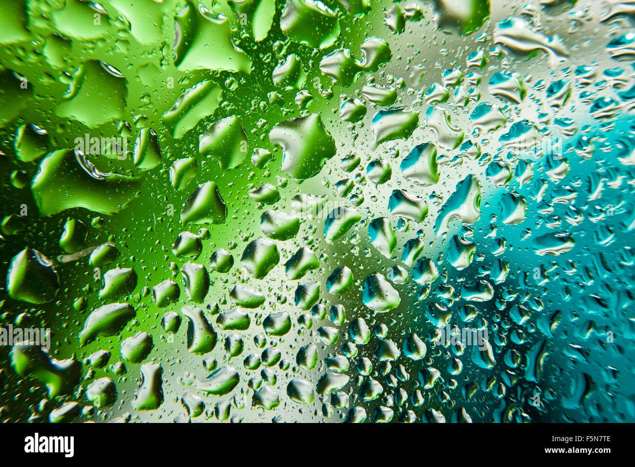 Astratto, Bianco, verde e blu colore di sfondo con gocce d'acqua. Foto Stock
