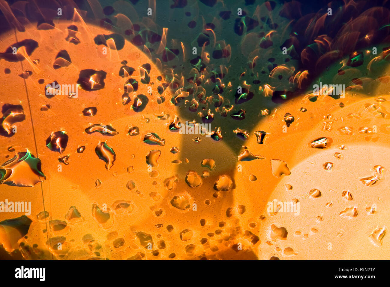 Astratto e psichedelica di sfondo a colori con gocce d'acqua. Foto Stock