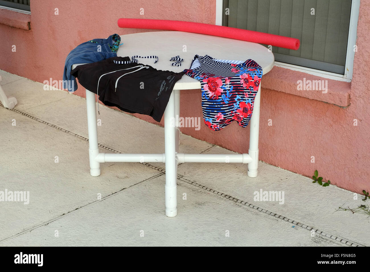 Costumi da bagno e stendibiancheria sul tavolo al di fuori di una florida vacation rental home Ottobre 2014 Foto Stock