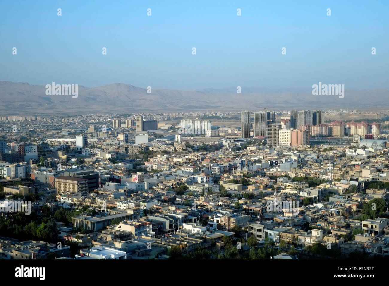 Vista panoramica di Sulaymaniyahalso anche chiamato Slemani, una città nel Kurdistan iracheno nella parte nord-orientale dell'Iraq Foto Stock