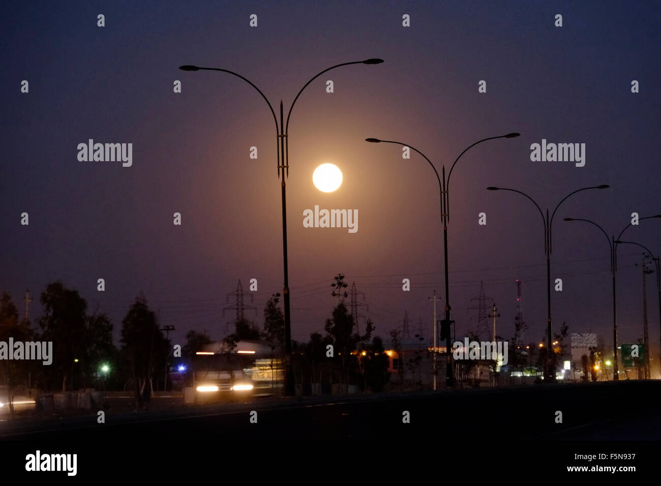 La luna piena splende nella periferia di Sulaymaniyah anche chiamato anche Slemani, una città nel Kurdistan iracheno nella parte nord-orientale dell'Iraq Foto Stock