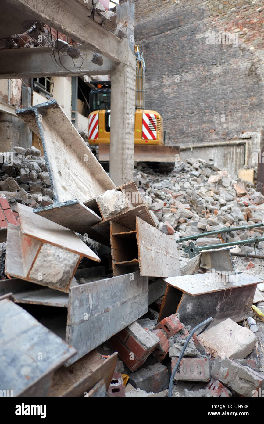 Le travi metalliche sono state recuperate durante una demolizione del centro città, Bristol, settembre 2015 Foto Stock
