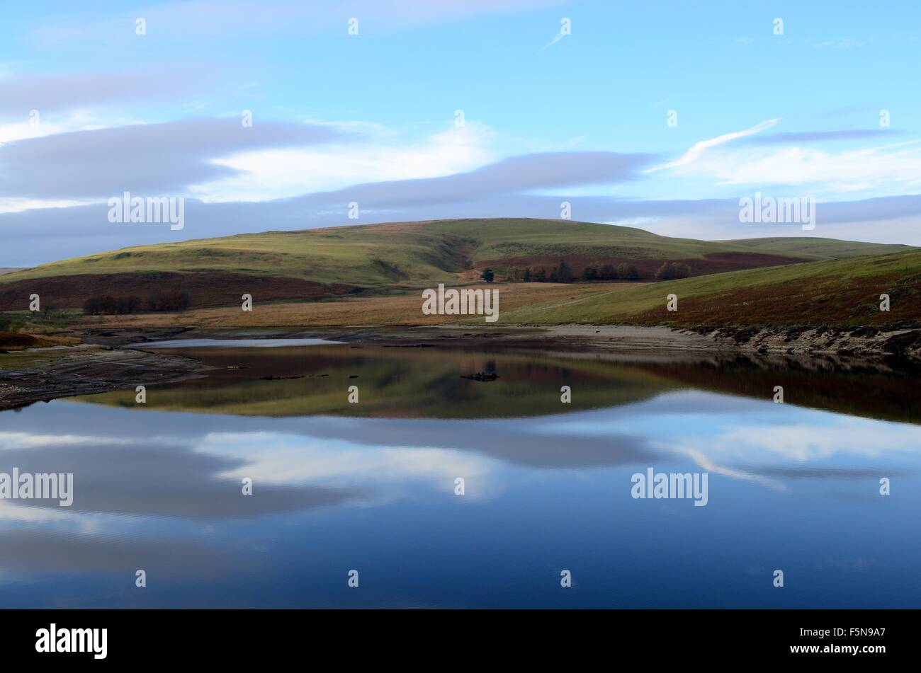La sera tardi in autunno riflessioni Craig Goch serbatoio Elan Valley Rhayader Elan Valley Powys Galles Cymru REGNO UNITO GB Foto Stock