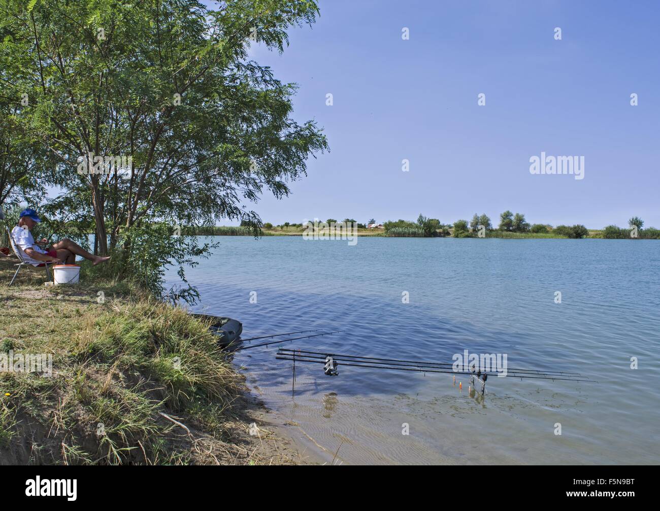 Pescatore sul lago. Foto Stock