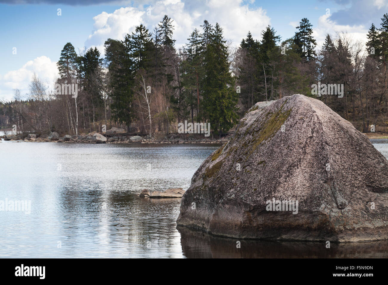 Ancora il lago il paesaggio costiero con big stone posa in acqua, Monrepo park, Vyborg Bay, Russia Foto Stock