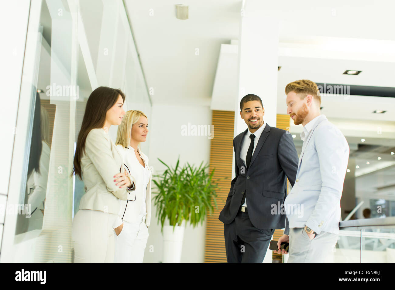 I giovani in ufficio Foto Stock