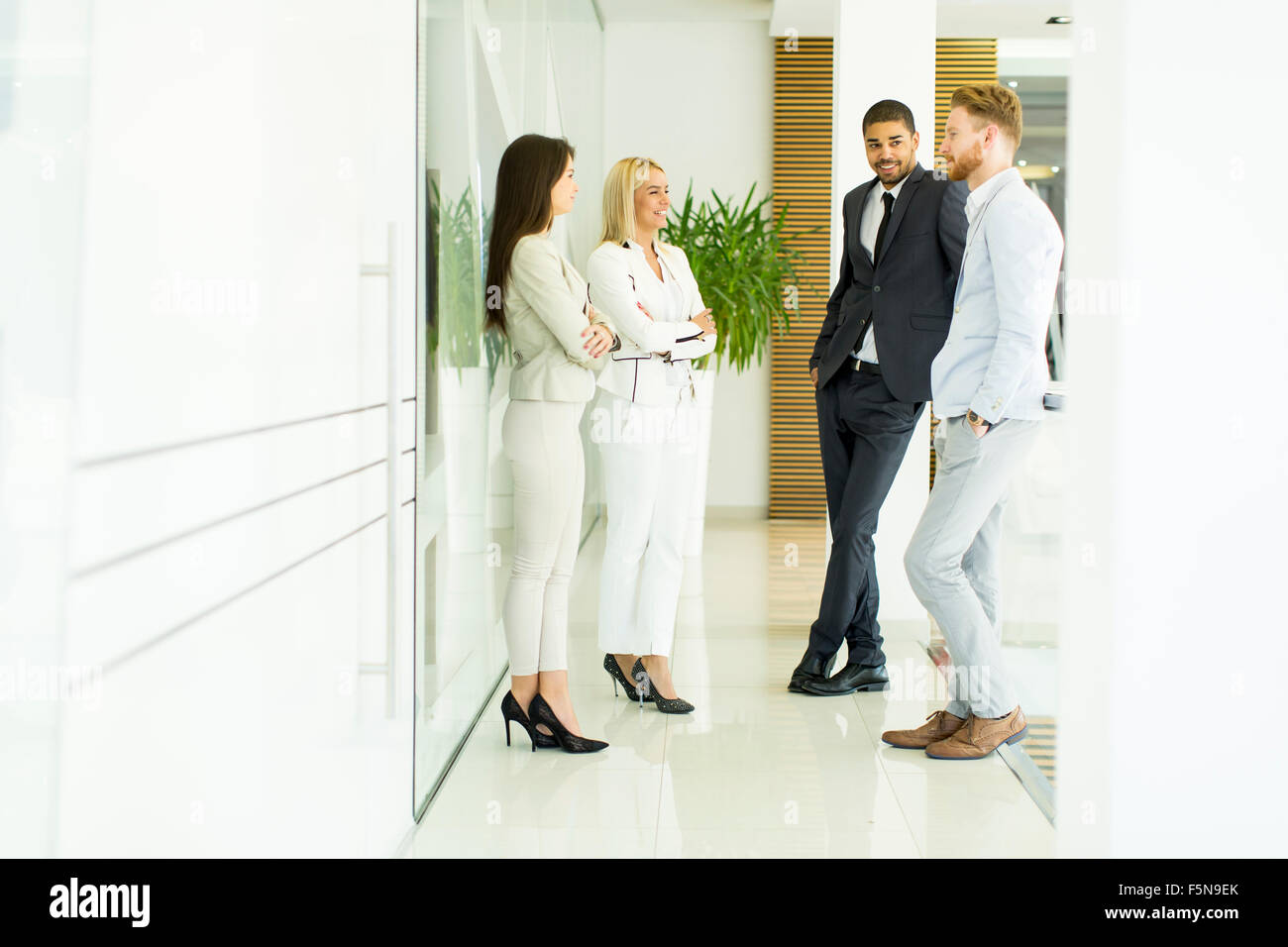 I giovani in ufficio Foto Stock