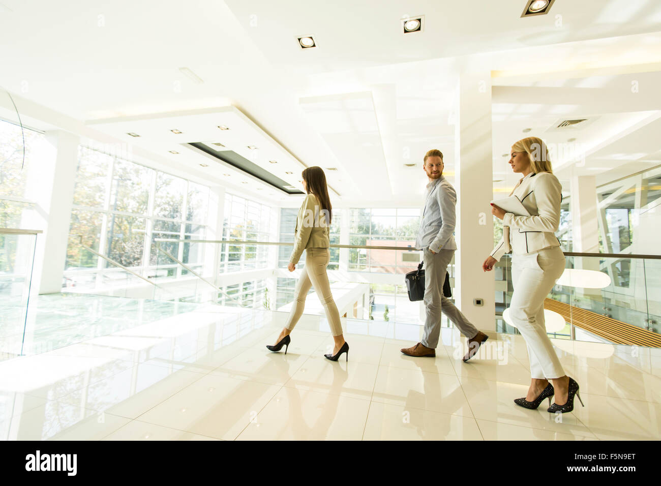 I giovani in ufficio Foto Stock