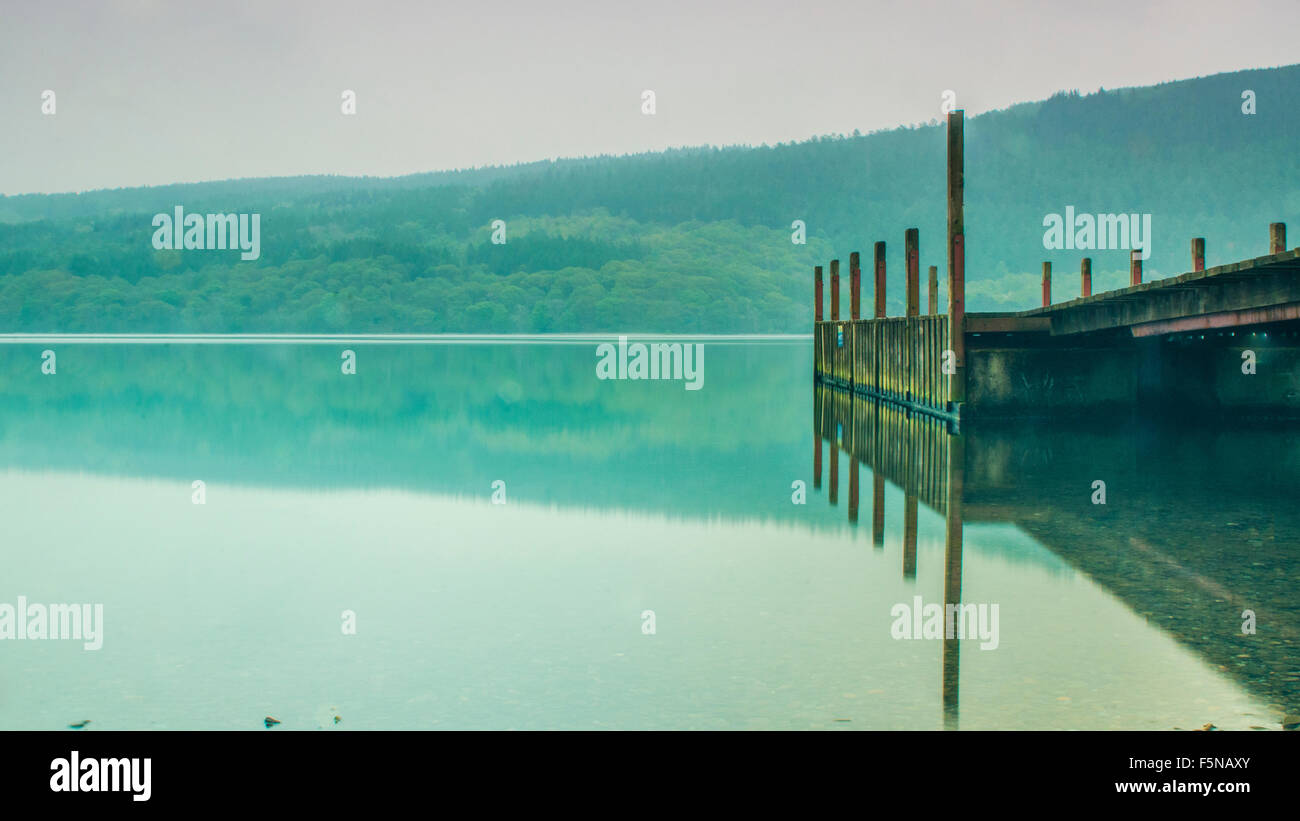 Uno sguardo su un lago nel distretto del lago, lunghe esposizioni per acqua liscia e riflessioni Foto Stock