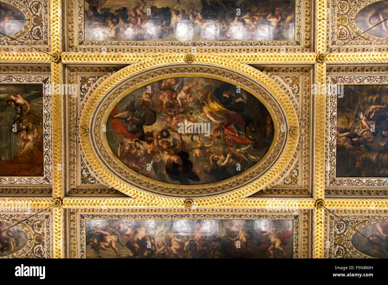 Il Rubens' soffitto della sala banchetti in Londra, Regno Unito Foto Stock
