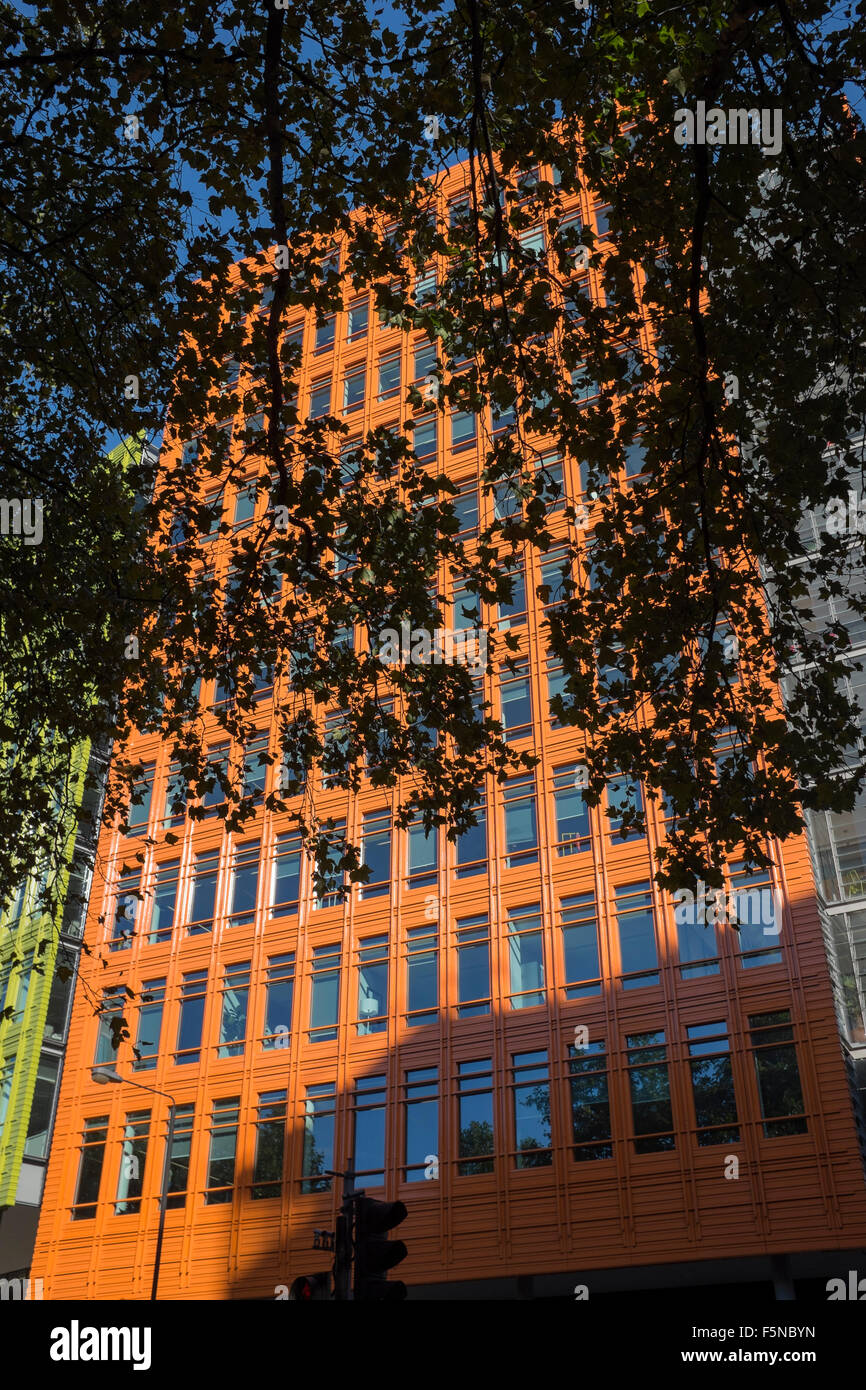 Vivacemente colorato Ufficio blocchi presso il Central St Giles Londra in cui Google ha i suoi uffici Foto Stock