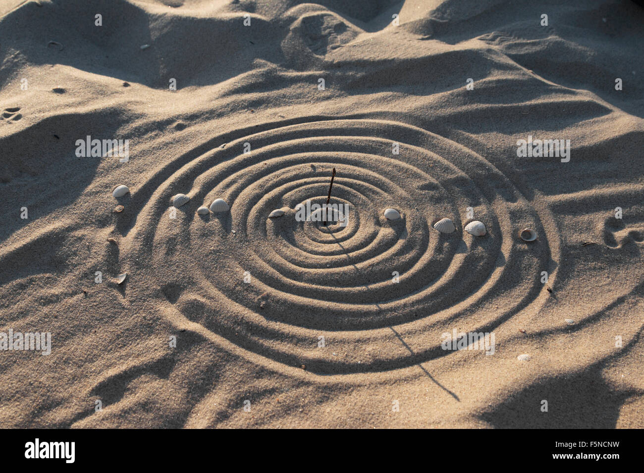 Meridiana concettuale sulla spiaggia di sabbia, come sfondo Foto Stock