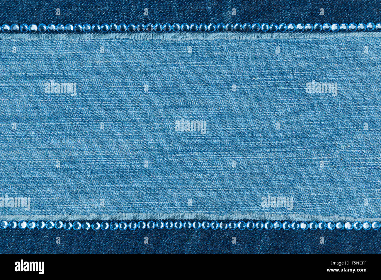 Texture moda, jeans blu e strass, con spazio per il testo Foto Stock