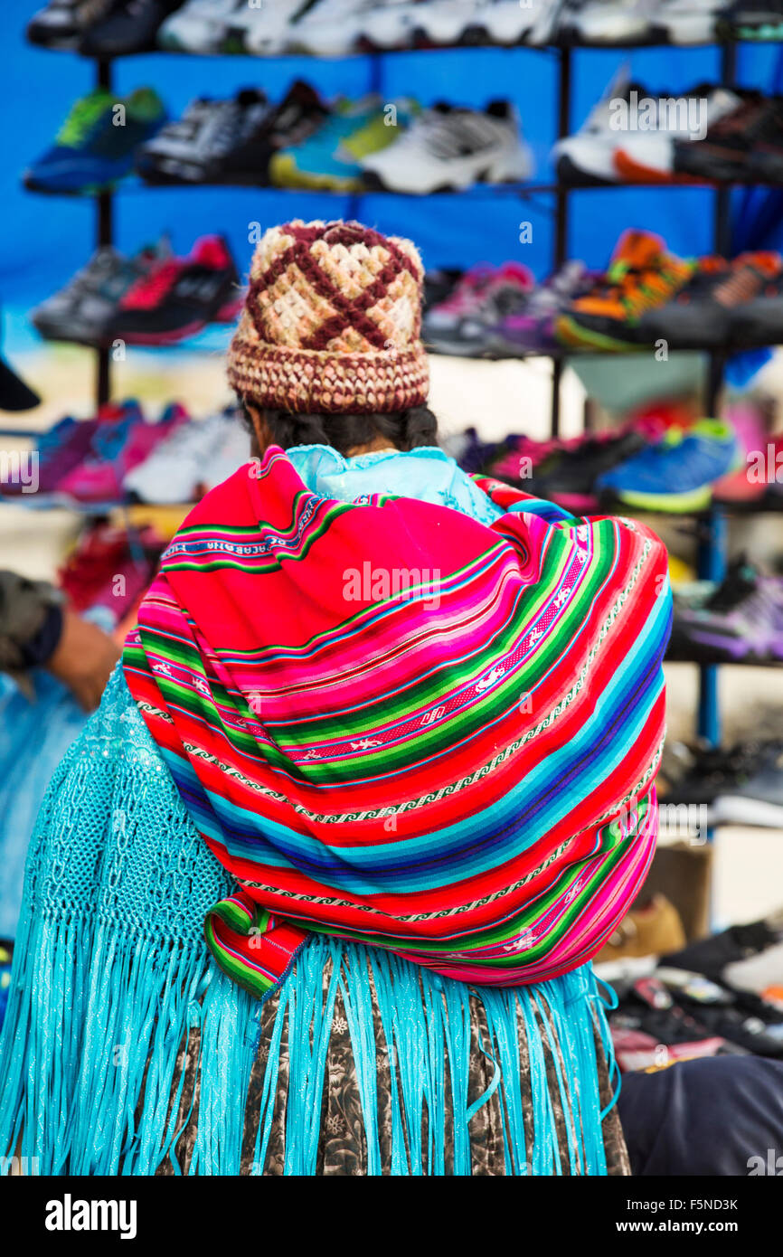 Una donna indigena a una strada del mercato di El Alto, La Paz, Bolivia, Sud America. Foto Stock