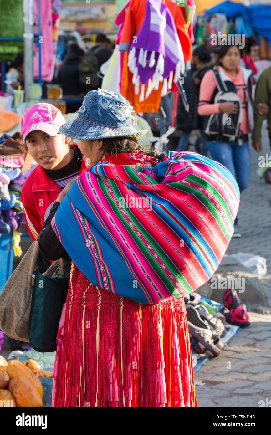 Le donne indigene ad una strada del mercato di El Alto, La Paz, Bolivia, Sud America. Foto Stock