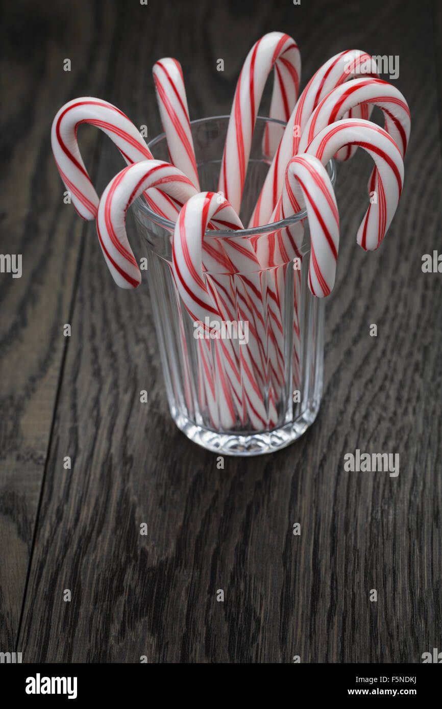 Striped candy canne in vetro sfaccettate sulla tavola di legno Foto Stock