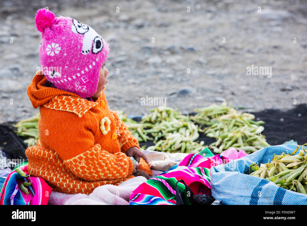 Un bambino indigeno in una strada del mercato di El Alto, La Paz, Bolivia, Sud America. Foto Stock