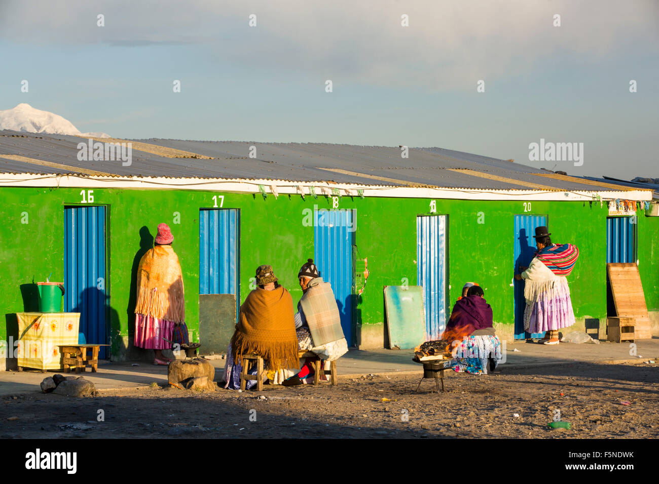 Il picco di Illimani da El Alto sopra, La Paz, Bolivia. La Paz e El Alto sono criticamente a corto di acqua e sarà probabilmente Foto Stock