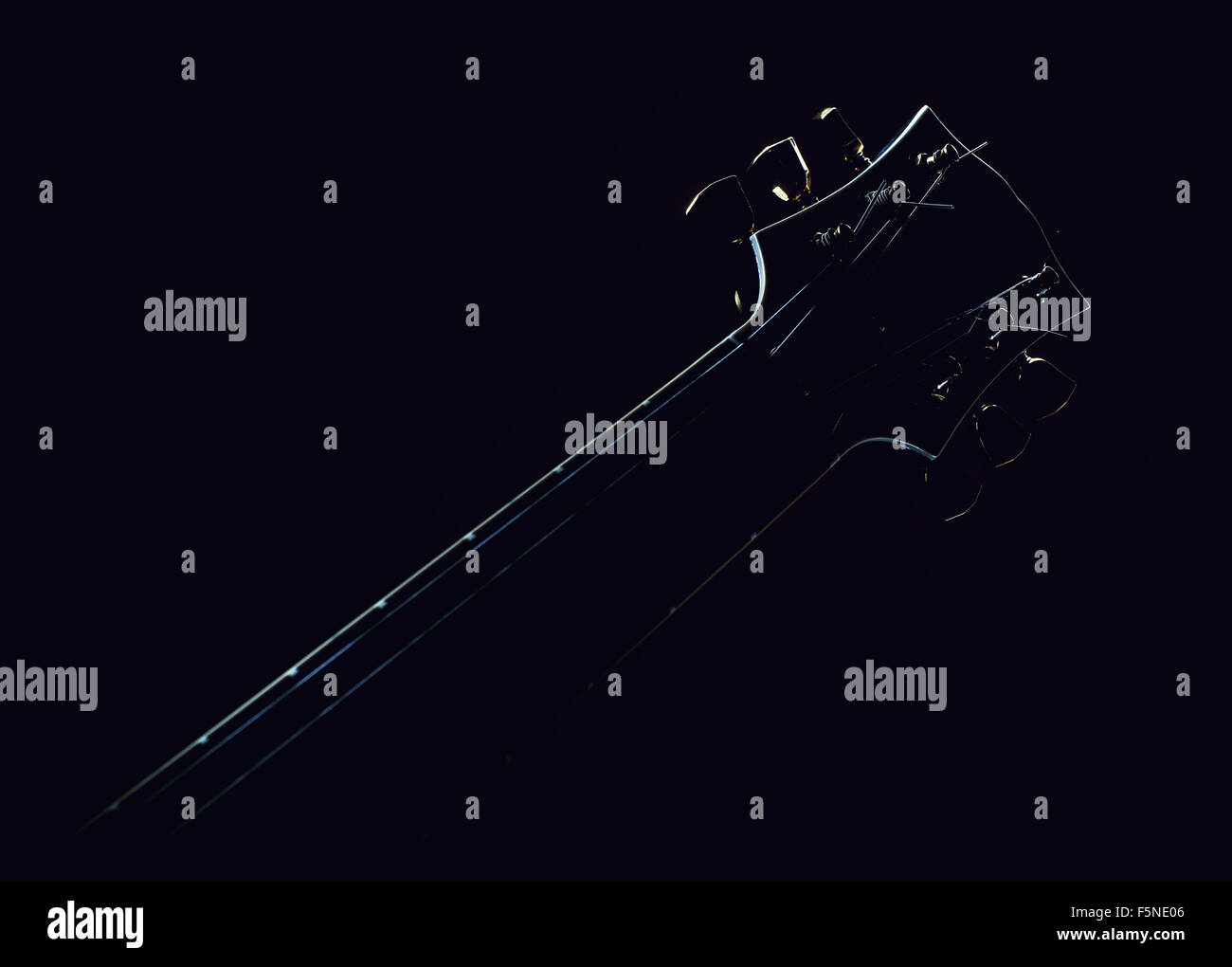 La testa e il collo della chitarra elettrica, forme accentuata dalla luce. Foto Stock