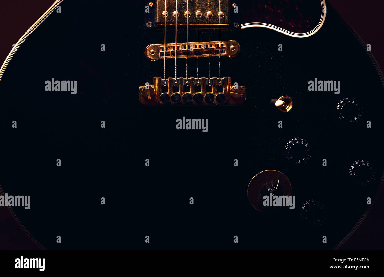 Corpo della chitarra elettrica, legno nero e bianco forme accentuata con luce. Foto Stock