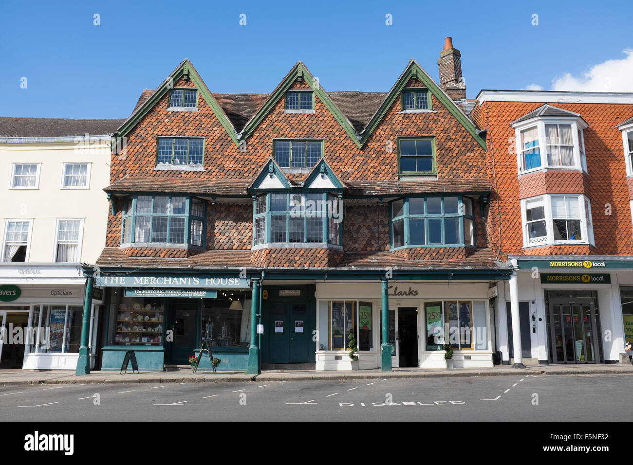 Casa di mercanti High Street Marlborough Wiltshire senza traffico Foto Stock