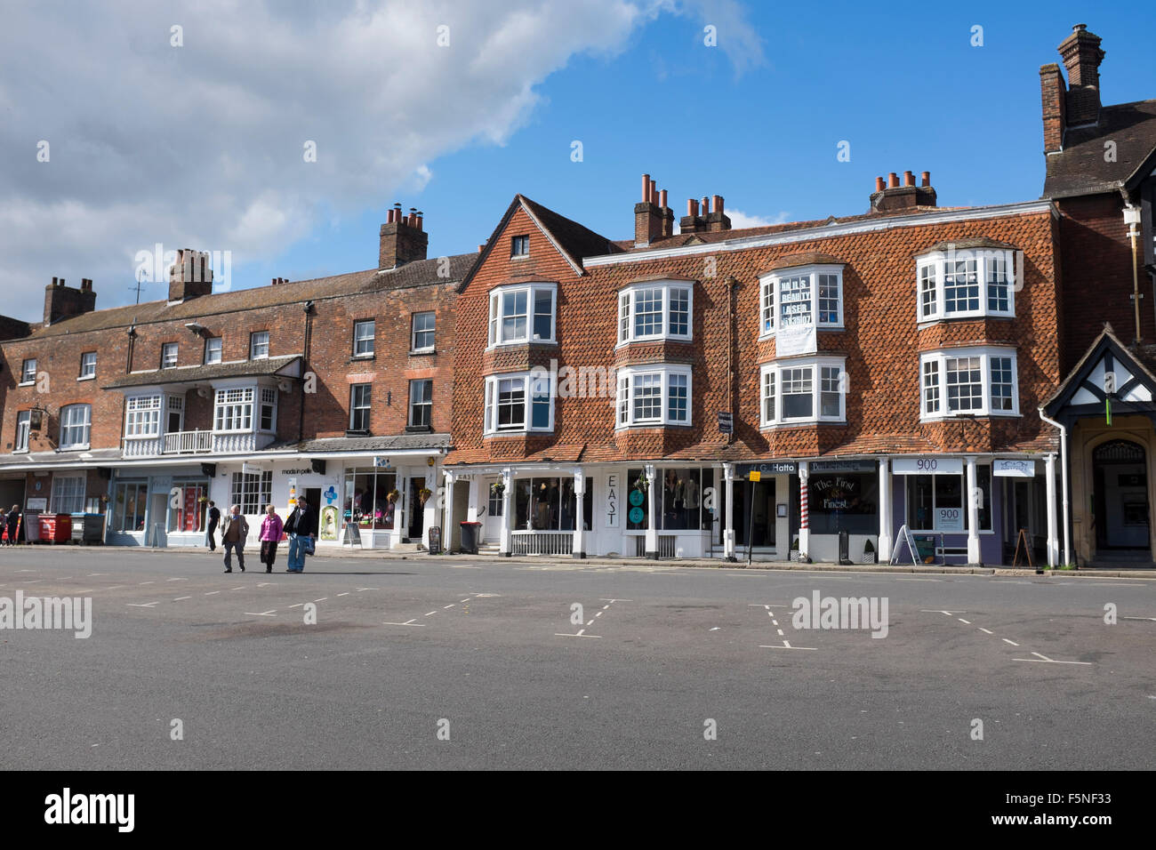 High Street senza traffico in Marlborough Wiltshire, Inghilterra Foto Stock