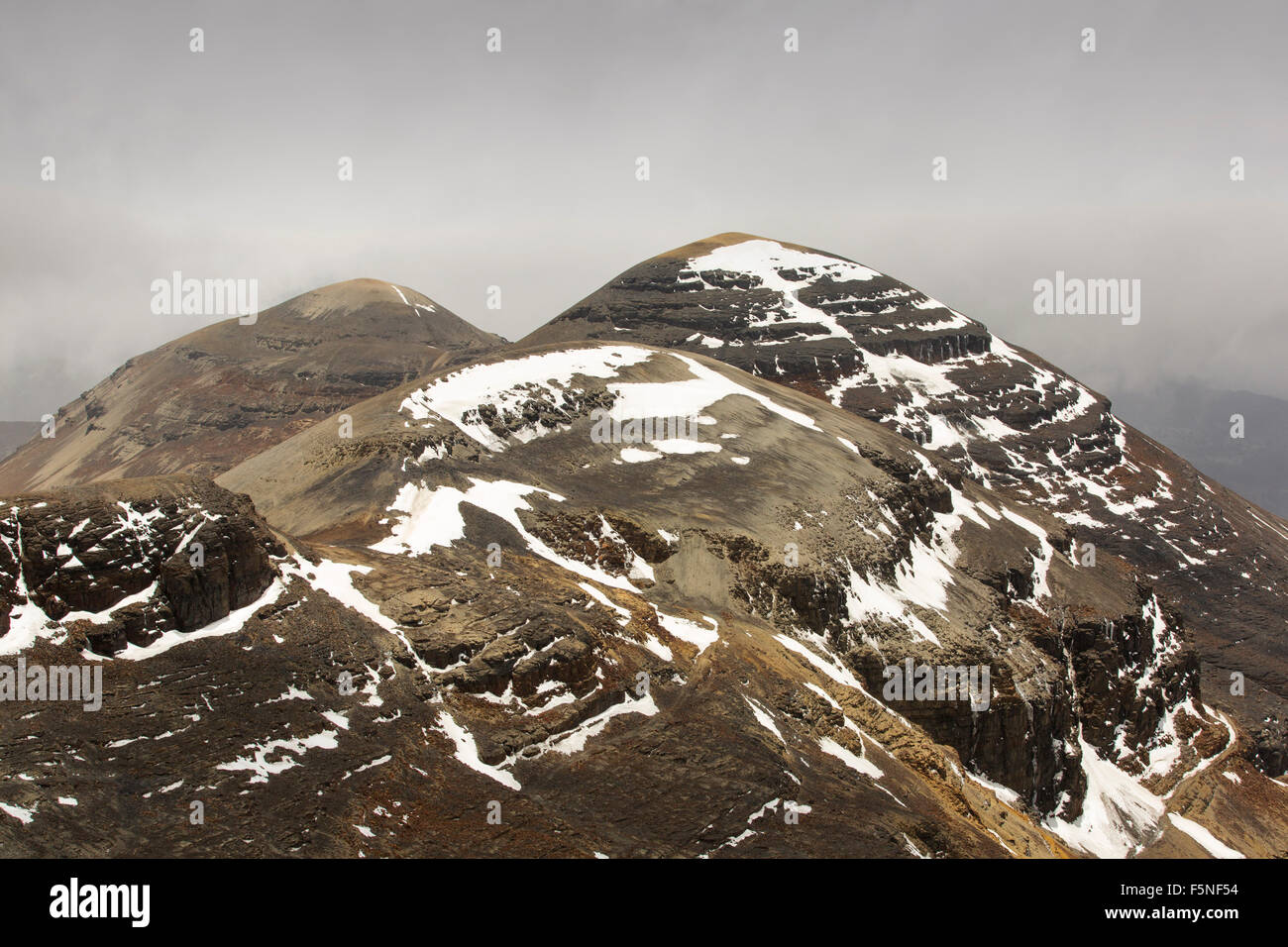 Il picco di Chacaltaya stazione (5,395m), che fino al 2009 aveva un ghiacciaio che ha sostenuto i mondi più alta ski lift oltre 17.000 piedi. Il ghiacciaio infine completamente scomparso nel 2009 a causa di cambiamenti climatici indotti di fusione. Foto Stock