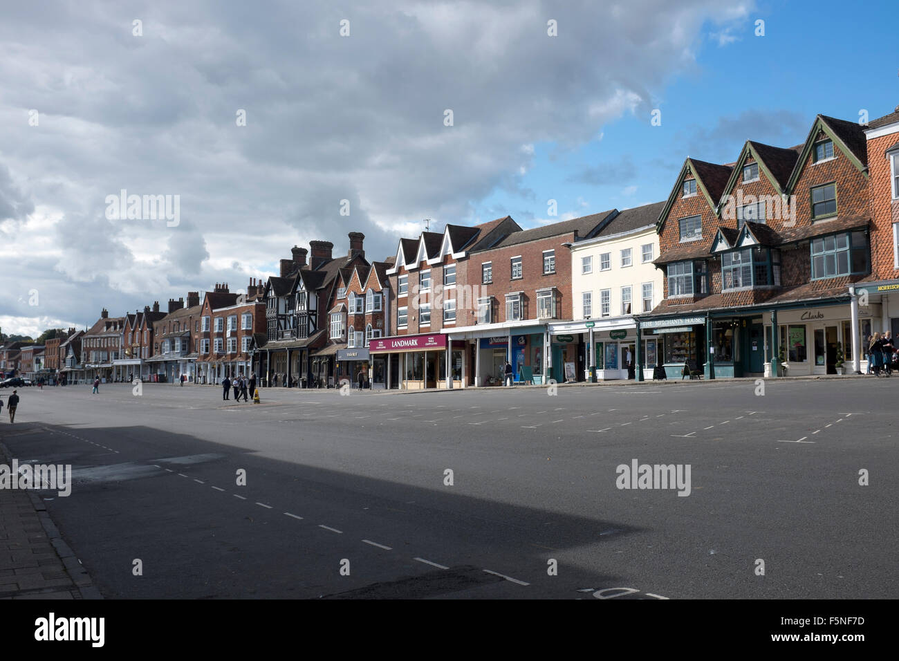 Vuoto High Street Marlborough Wiltshire senza traffico Foto Stock