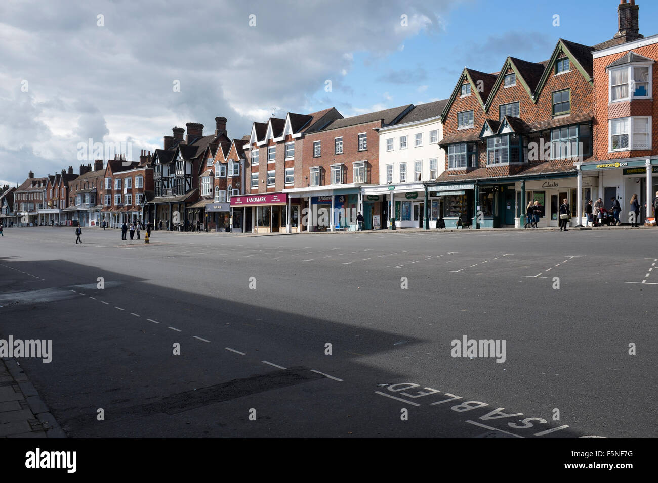 Vuoto High Street Marlborough Wiltshire senza traffico Foto Stock