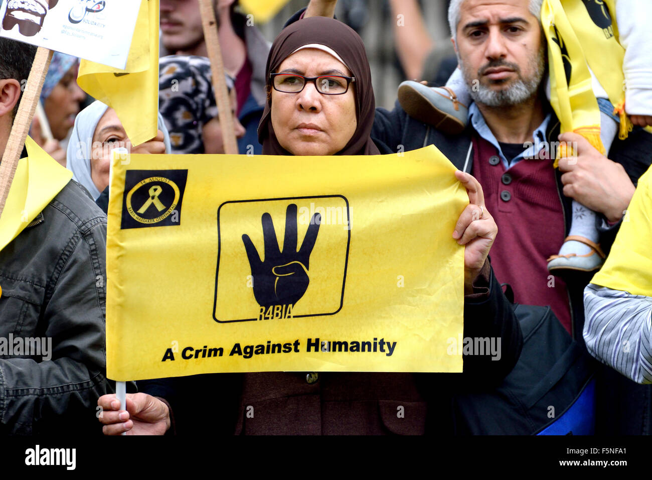 Errore di ortografia su un banner - "Il crim" invece di "crimine" - prodotta da una organizzazione tedesca per i dimostranti egiziani.... Foto Stock