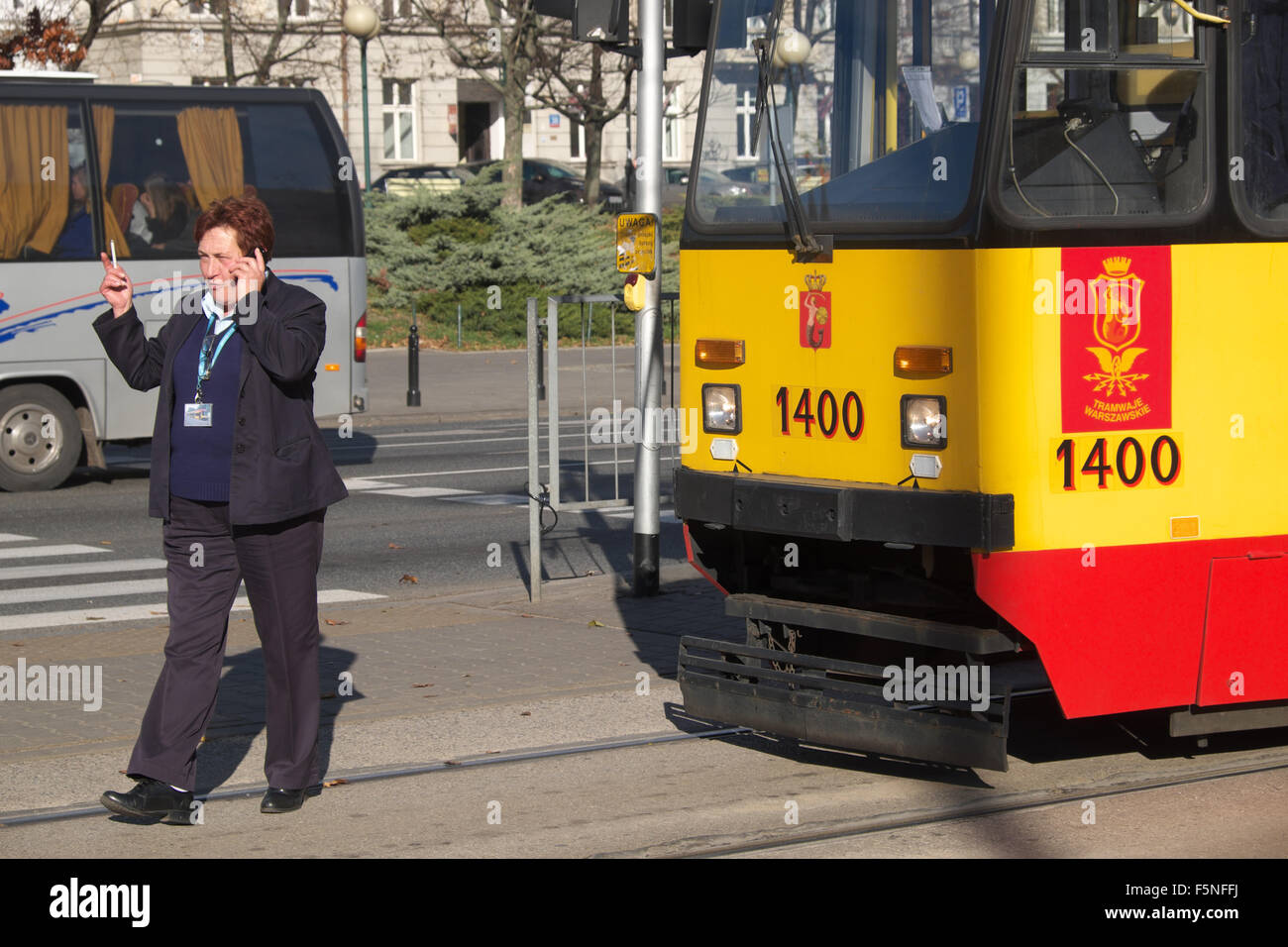 Varsavia Polonia femmina driver del tram si prende una pausa tra i servizi Foto Stock