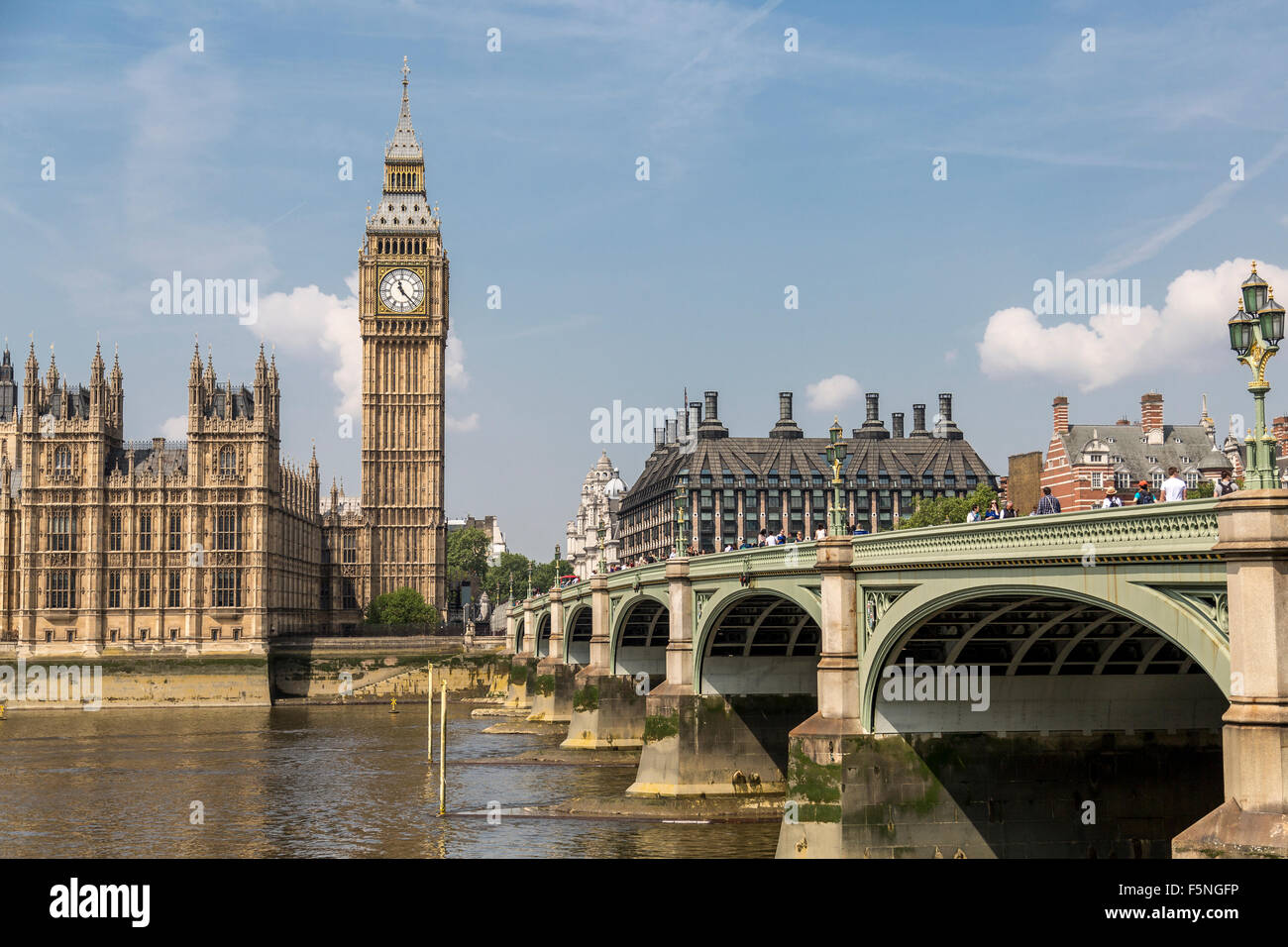 Visualizzare le Case del Parlamento attraverso il Fiume Tamigi Foto Stock