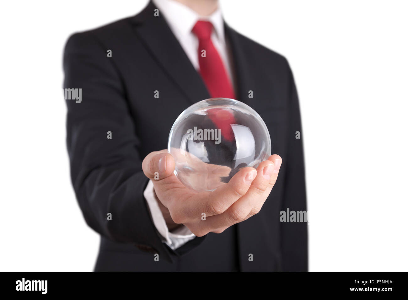 Imprenditore tenendo una palla di vetro isolato su bianco. Percorso di clipping incluso. Foto Stock